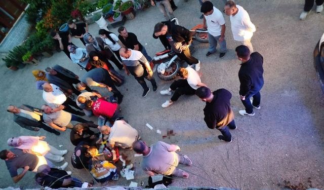 Öndeki aracı sollamak isteyen motosikletli istinat duvarından yere çakıldı: 2 yaralı