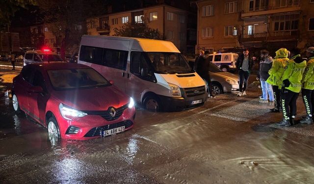 Önlem alınmadı, yağmurda çöken yolda araçlar çukura girdi