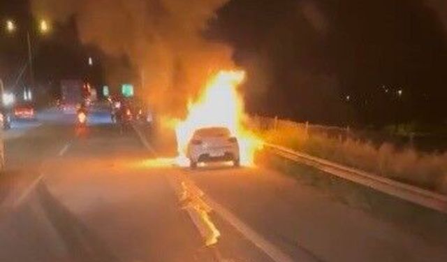 Seyir halindeki otomobil alev aldı