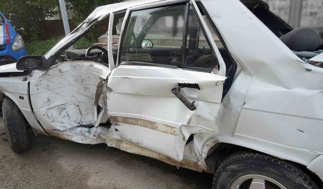 Otomobil park halindeki tıra çarptı: 2 kişi yaralandı, tır şoförü kalp krizi geçirdi