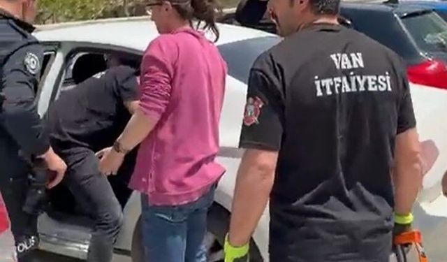 Otomobilde mahsur kalan çocuk aracın camı kırılarak kurtarıldı