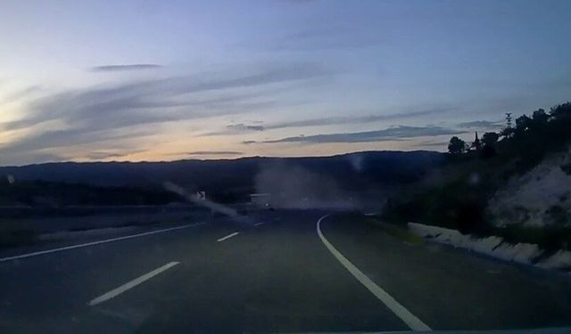 Otomobilin taklalar attığı an kameraya yansıdı