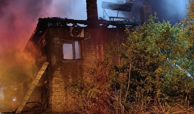 Serinhisar'da alevlere teslim olan ev kullanılamaz hale geldi