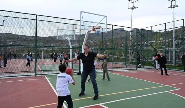 Şırnak polisinden gönülleri ısıtan sokak sporu
