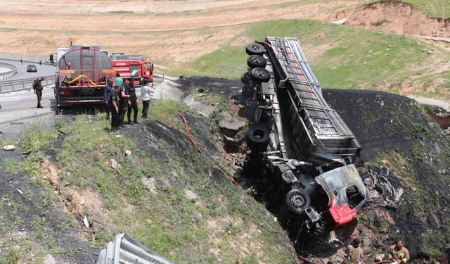 Şırnak'ta devrilen tırda sıkışan sürücü yanarak hayatını kaybetti
