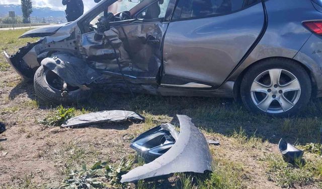 Sivas'ta iki otomobilin çarpıştığı kazada 4 kişi yaralandı