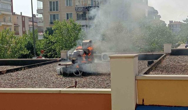 Tekirdağ'da iş yerindeki yangın otoparktaki araçlara sıçramadan söndürüldü