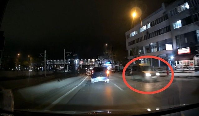 Ters yönde ilerleyen araç kameraya yansıdı