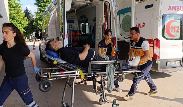 Bursa'da üzerine iş makinesi devrilen işçi yaralandı