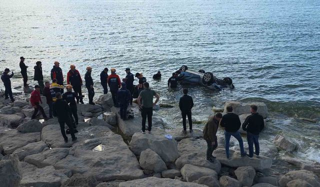 Van Gölü'ne uçan otomobildeki 1 kişi yaralandı