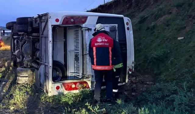 Emniyet personelini taşıyan midibüs devrildi!
