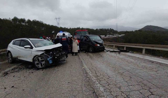 Virajı alamayan otomobil minibüsle kafa kafaya çarpıştı: 4 yaralı