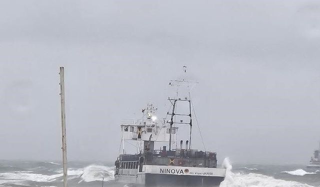 Yabancı bandıralı gemi karaya oturdu: 8 mürettebat için kurtarma çalışması başlatıldı