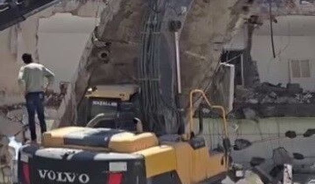 Yıkım sırasında beton bloğu iş makinasının üzerine düştü