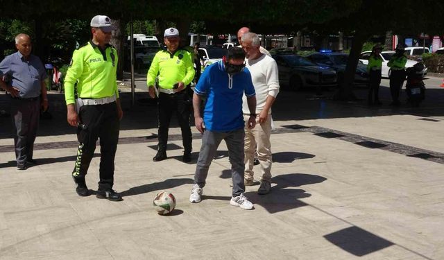 Yüksek promil gözlüğünü takan vatandaşlar topa vuramadı, ortaya komik görüntüler çıktı