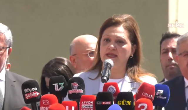 Afyonkarahisar Belediye Başkanı Burcu Köksal, Belediye önünde açıklama yapıyor