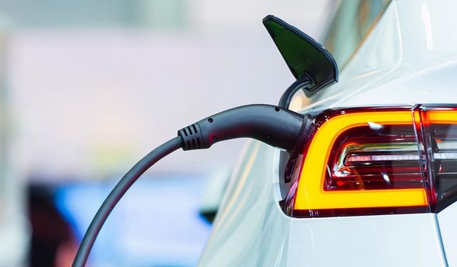 Evinde  araç şarj eden doktora 840 bin liralık "kaçak elektrik" cezası