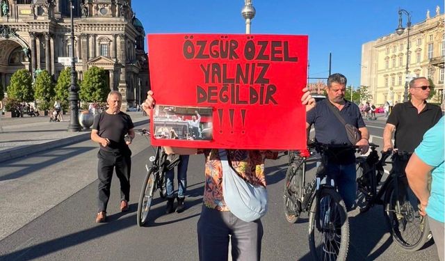 Berlin'den Özgür Özel'e dayanışma yürüyüşü