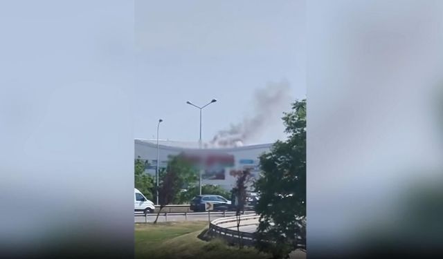 Pendik'te alışveriş merkezinin çatısında yangın çıktı