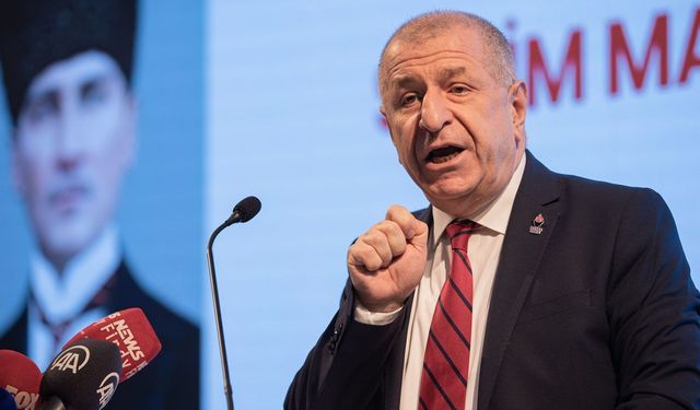 Prof. Dr. Ümit Özdağ, Onur Anıtı'nın önünde açıklamalarda bulundu.