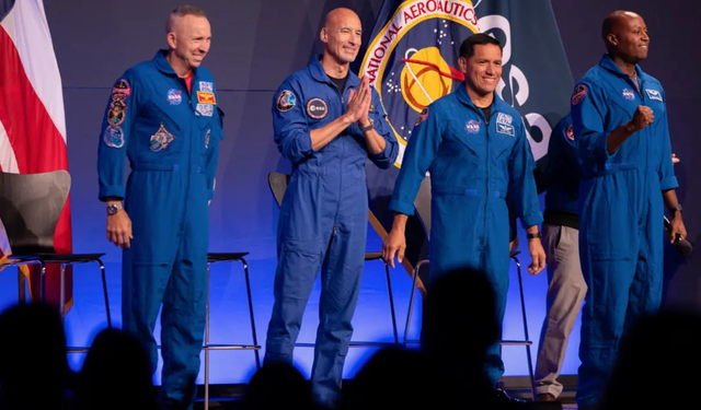 NASA, Ay’a dönüş görevinin astronotlarını tanıttı