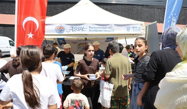Bursa’da 28 noktada aşure dağıtımı sürüyor