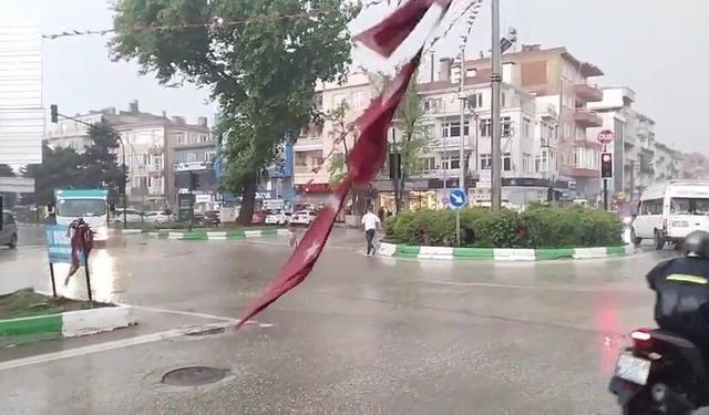 Bursa'da duyarlı vatandaşlar sele rağmen yırtılan Türk Bayrağını yerden kaldırdı
