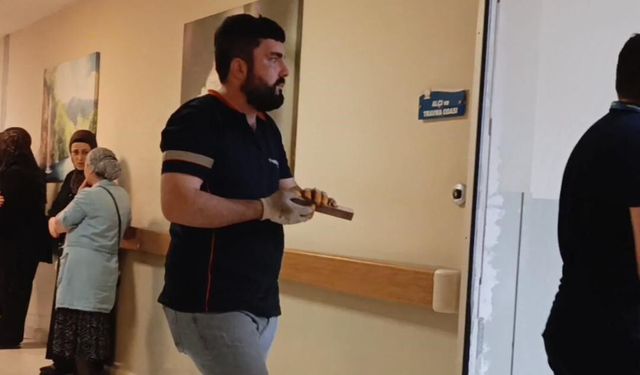 Bursa'da korkunç kaza! Çiviyi tahta yerine eline çaktı hastaneye kaldırıldı