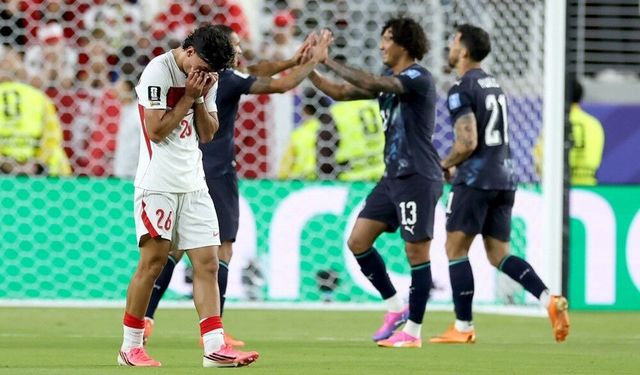 Milli futbolcular veda sonrası gözyaşlarını tutamadı