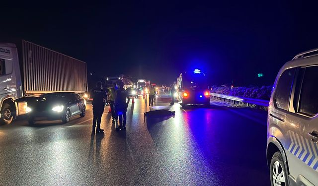 Bursa’da otobanda karşıya geçmek isteyen kişiye tır çarptı