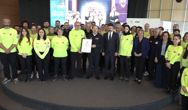 Bursa'da AFAD gönüllüleri, armalarını aldı