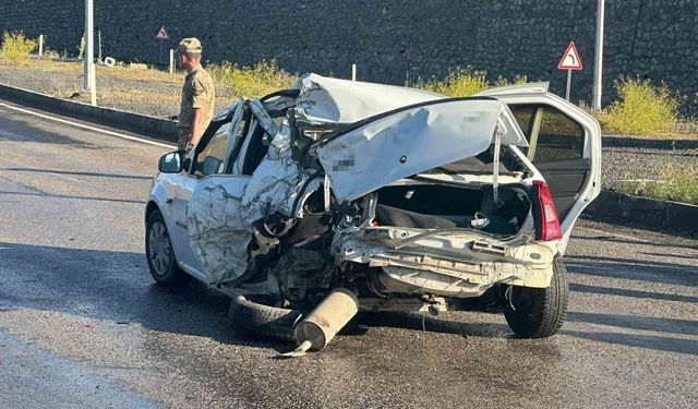 Ağrı'da freni tutmayan kamyonet kırmızı ışıkta duran otomobile çarptı: 2 yaralı