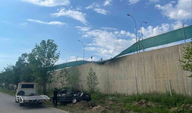 Alkollü sürücünün kullandığı araç askeri birliğin bahçesine uçtu