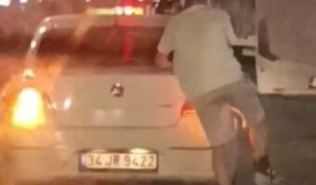 Aracın arkasına tutunarak ilerleyen patenli gencin tehlikeli yolculuğu kameraya yansıdı