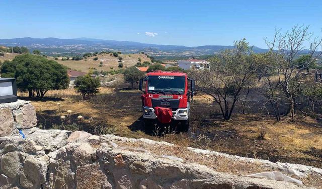 Ayvacık'ta bir evin bahçesinde çıkan yangın büyümeden söndürüldü