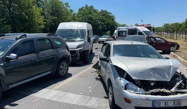 Balıkesir'de 6 araç zincirleme kaza yaptı; 2 yaralı