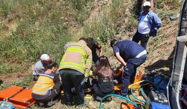 Balıkesir'de kamyon kazasında sürücü itfaiye ekiplerince kurtarıldı