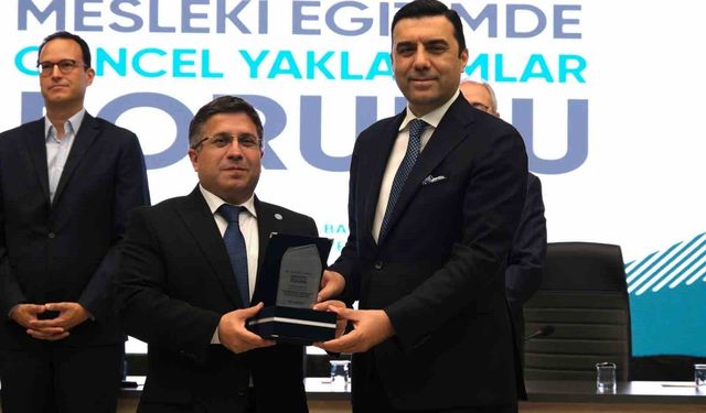 Balıkesirli iş insanları 'Mesleki Eğitimde Üniversite-Sanayi İş Birliği' panelinde öğrencilerle buluştu