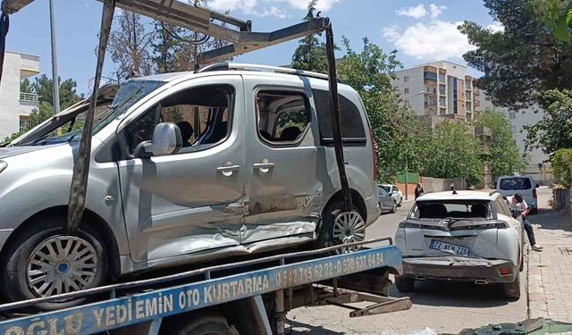 Batman'da otomobil ile hafif ticari araç çarpıştı: 1 yaralı