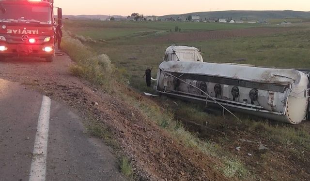 Bayburt'ta yakıt yüklü tanker devrildi: 1 yaralı
