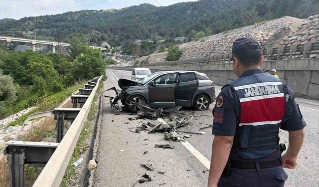 Bilecik'te otomobil tıra arkadan çarptı: 2 yaralı