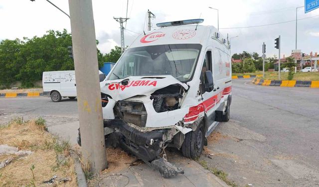 Bitlis'te ambulans ile otomobil çarpıştı: 10 yaralı