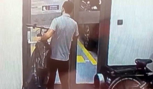 Çaldığı bisikleti polis merkezine getirip teslim etti