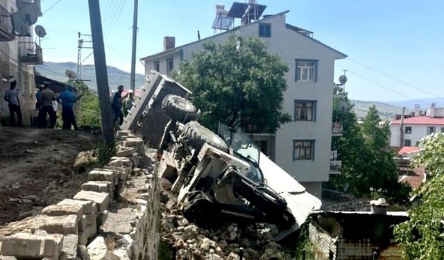 Çemişgezek'te iş makinesi devrildi
