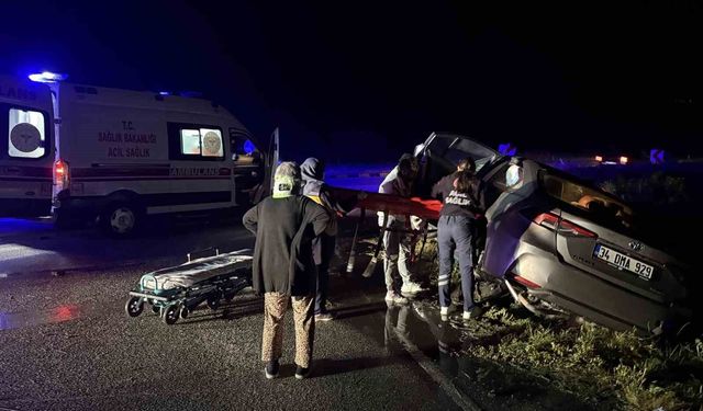 D100'de otomobil refüje çarptı: 2 yaralı
