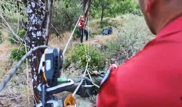 Dere kenarında mahsur kalan kardeşlerin yardımına jandarma yetişti