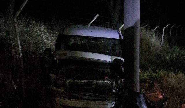 Direğe çarpan hafif ticari aracın sürücüsü yaralandı