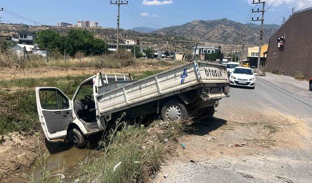 Direksiyon hakimiyetini kaybedince kanala uçtu