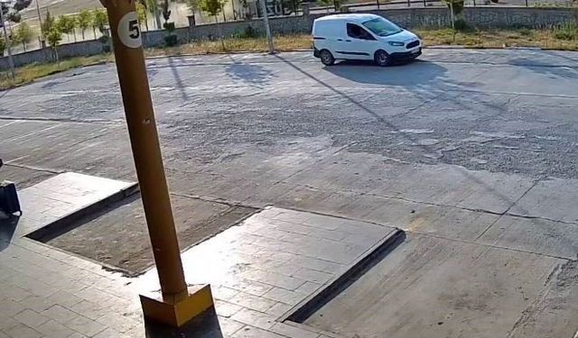 Diyarbakır'da 3 kişinin yaralandığı trafik kazası güvenlik kameralarına yansıdı