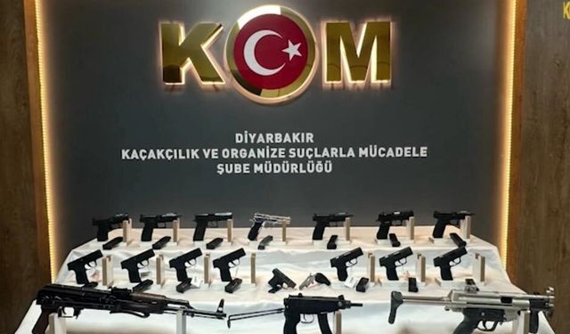 Diyarbakır'da bir otomobilin gizli bölmelerinden çok sayıda silah çıkartıldı